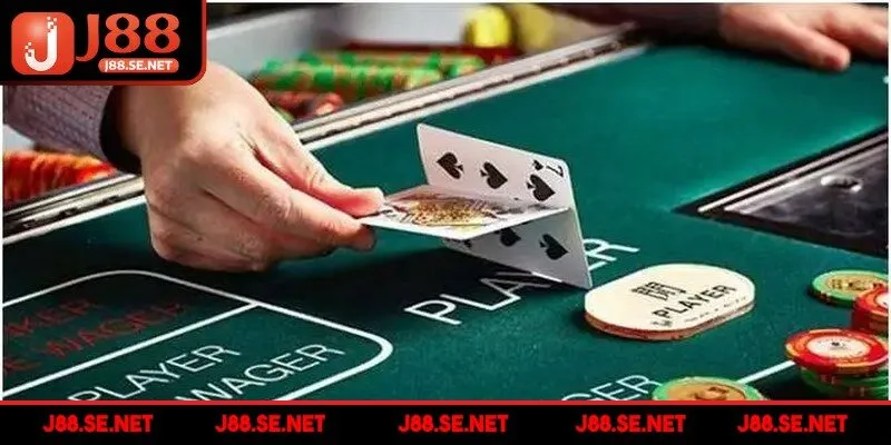 Luật rút bài trong cách chơi Baccarat vô cùng đơn giản và dễ hiểu