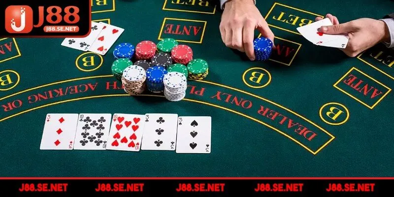 Bộ bài đỏ đen cần nhớ trong Poker đa dạng, quy định rõ ràng
